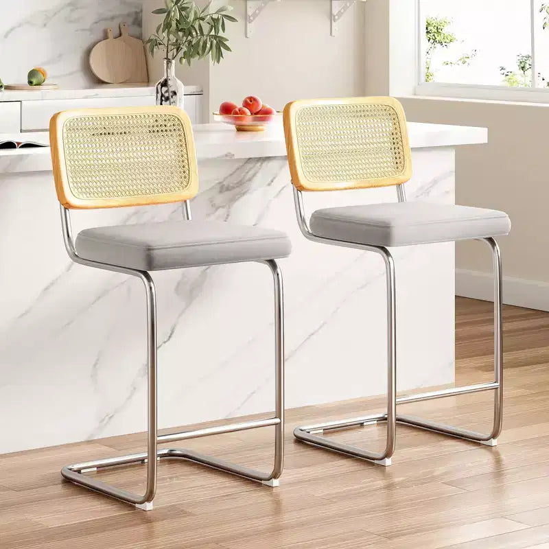 Sgabello da bar senza braccioli in velluto grigio chiaro con schienale in rattan, set da 2