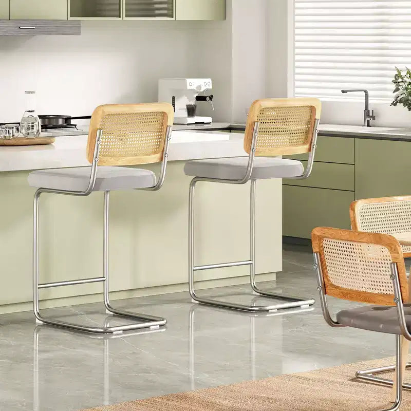 Sgabello da bar senza braccioli in velluto grigio chiaro con schienale in rattan, set da 2
