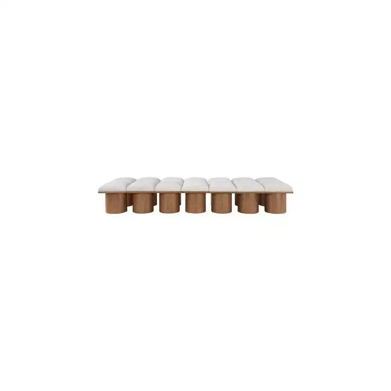 Panca in tessuto bouclé color crema, imbottita, struttura in legno di noce, 1 posto