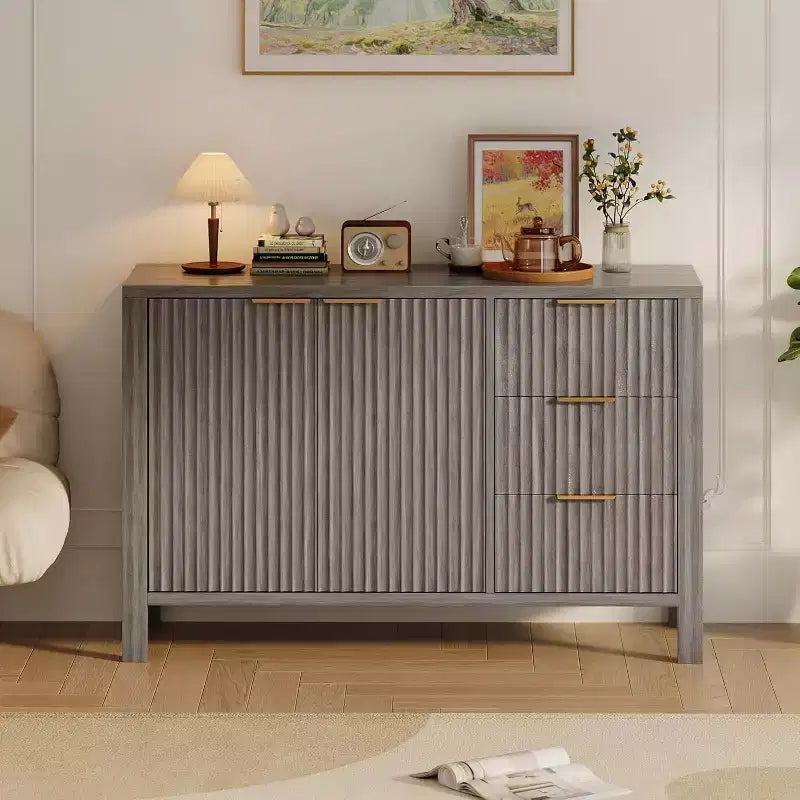 Credenza scanalata in rovere/frassino, 2 ante e 3 cassetti, utente singolo