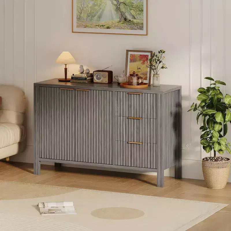Credenza scanalata in rovere/frassino, 2 ante e 3 cassetti, utente singolo