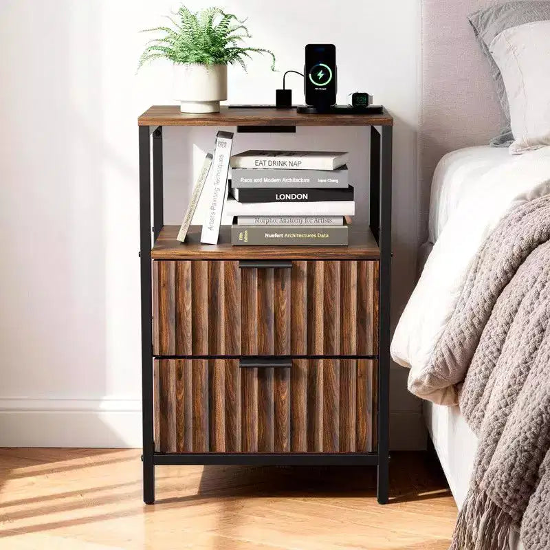 Comodino singolo marrone con 2 cassetti e 1 ripiano, con presa elettrica