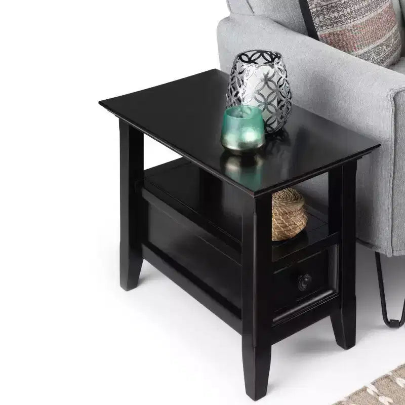 Tavolino laterale stretto Hickory Brown con cassetto e ripiano aperto, in pino, montaggio per 1 persona