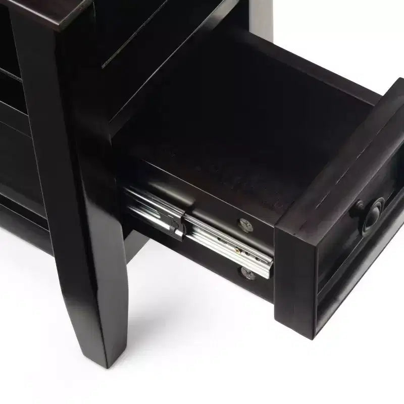 Tavolino laterale stretto Hickory Brown con cassetto e ripiano aperto, in pino, montaggio per 1 persona