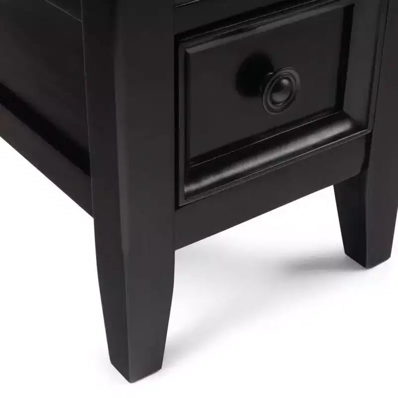 Tavolino laterale stretto Hickory Brown con cassetto e ripiano aperto, in pino, montaggio per 1 persona